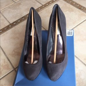 Simply Vera Vera Wang Heels Faux Suede Grey Size 8.5